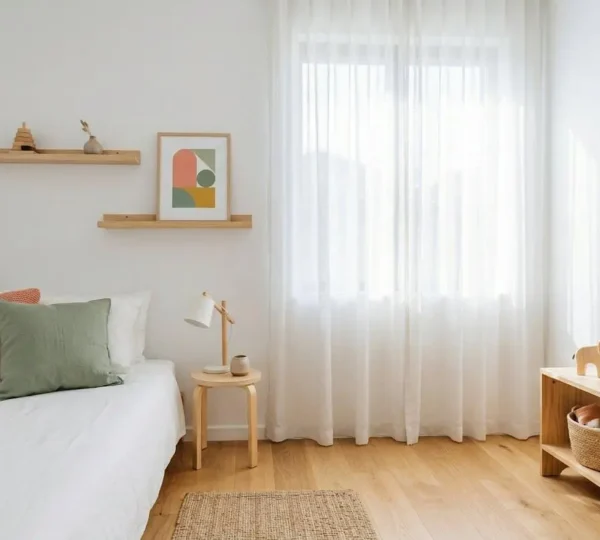 Chambre d'enfant lumineuse avec murs blancs et accessoires colorés harmonieux