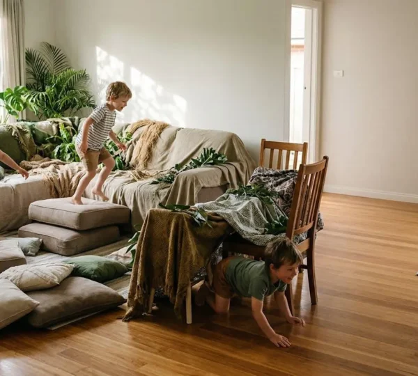 Enfants explorant un parcours d'aventure dans le salon transformé en jungle