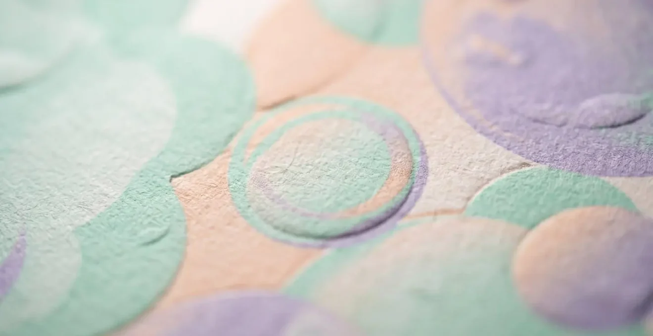 Détail macro d'un papier peint aux motifs géométriques abstraits dans des tons pastel