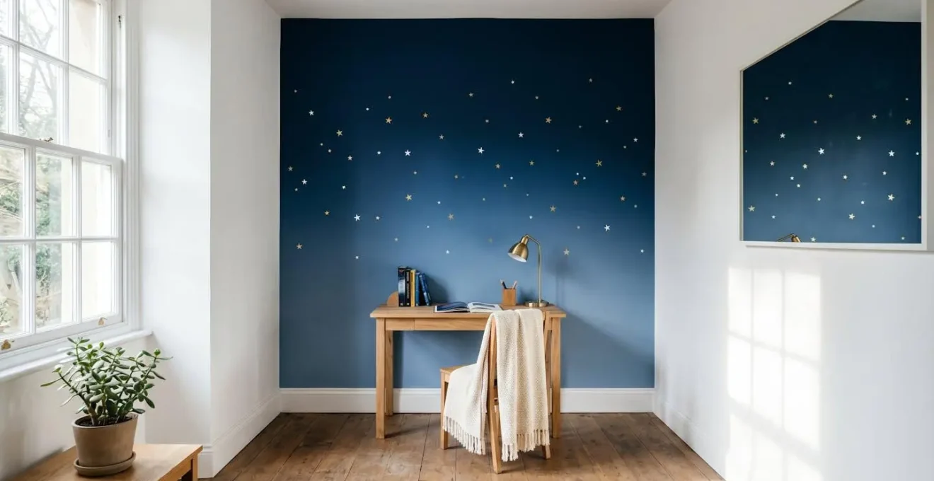 Chambre d'enfant avec un seul mur bleu nuit étoilé et trois murs clairs