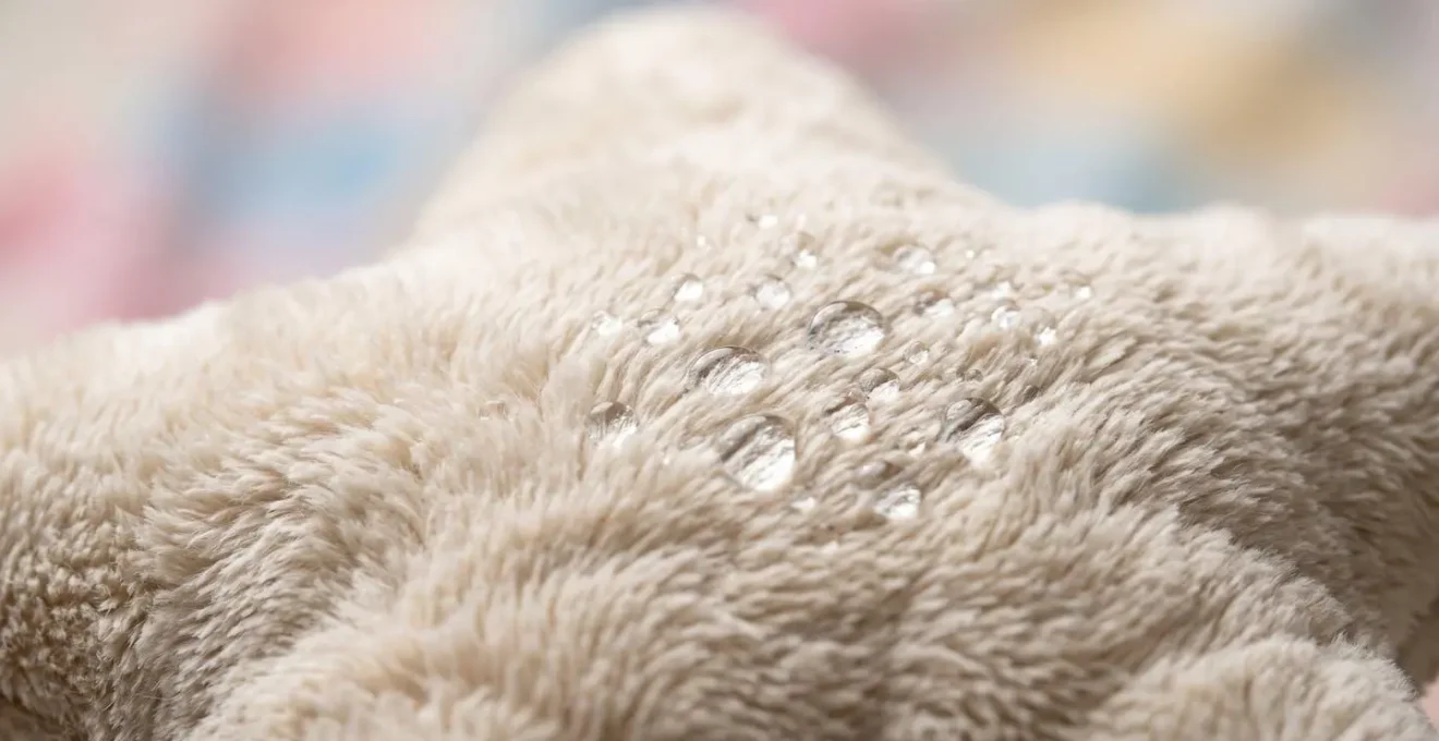 Gros plan sur la texture moelleuse d'un coussin étoile lavable